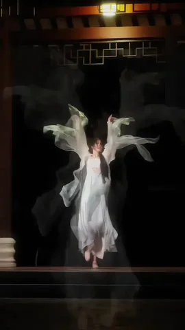 卡在墙上的少女下载手游